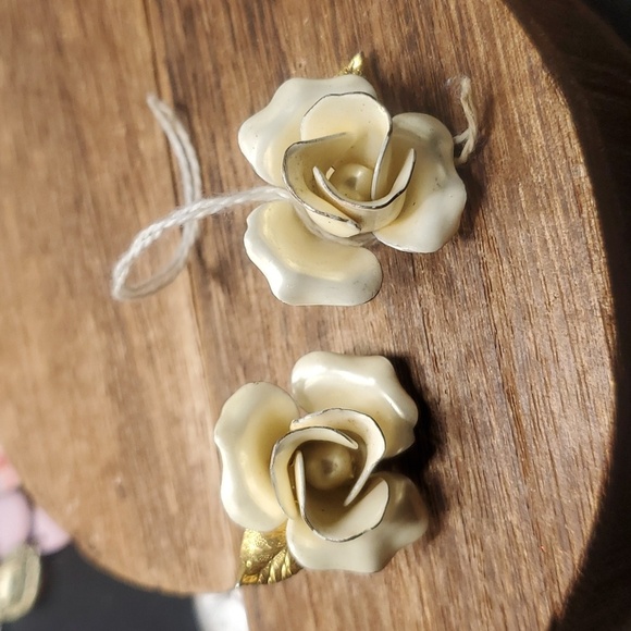 E766 1940s vintage porclein magnolia‎ flower earrings clip on